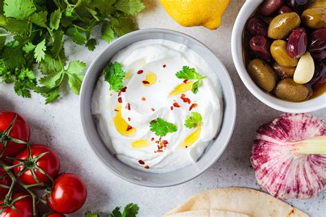 Lėkštė su lengvu užkandžiu prieš miegą ir draudžiami produktai
