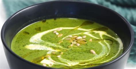 Špinatų sriuba lėkštėje