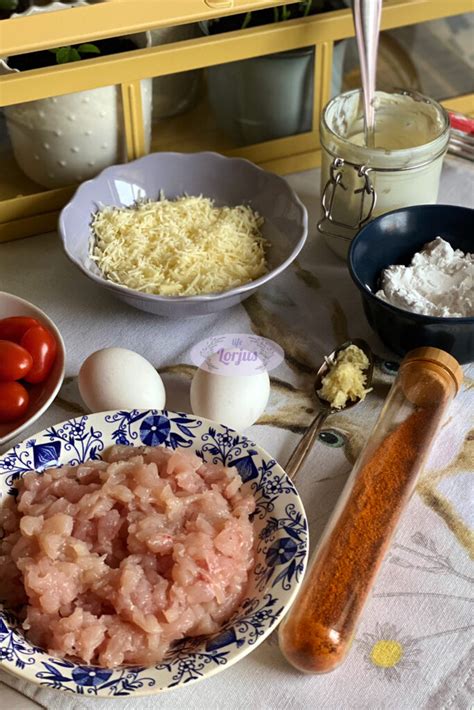 Įvairūs vištienos faršo kepsnelių ingredientai