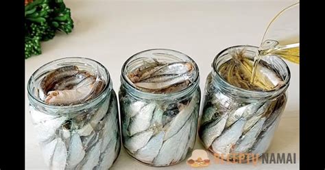 Žuvies konservų sudėjimas į stiklainius