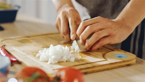 procesas kaip pjaustyti čili pipirus su pirštinėmis
