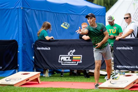 Džiaugsmingi čempionato dalyviai ir lankytojai