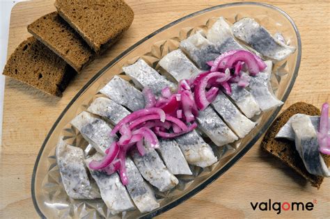Marinatas su svogūnais ir lauro lapais