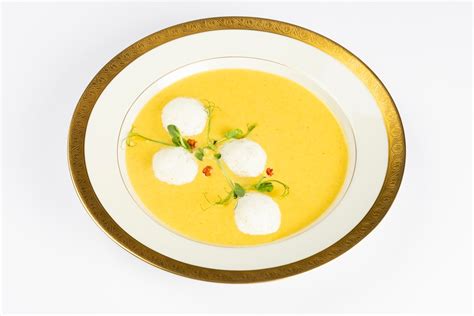Gourmet vištienos kepsnys su brandintu sūriu ir pomidorų padažu