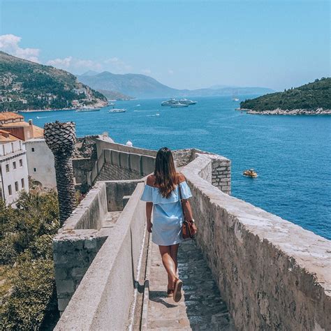 Dubrovniko senamiesčio panorama su gynybinėmis sienomis ir Adrijos jūra