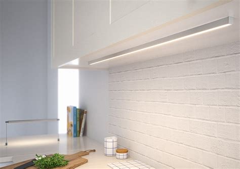 LED apšvietimas po virtuvinėmis spintelėmis virš darbo stalviršio ir kriauklės