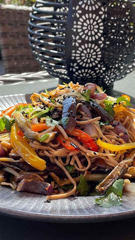 lėkštė su makaronais ir daržovėmis