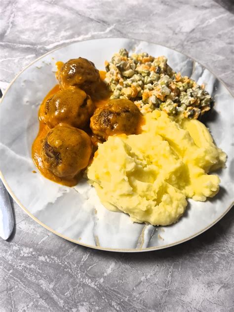 Šviežių mėsos faršo ir ingredientų pasirinkimas kotletams