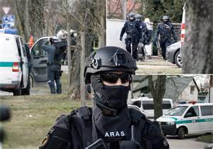 Vyras grįžta namo girtas