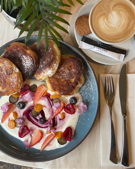 Užgavėnių stalas su blynais ir šiupiniu