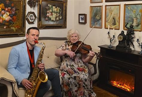 Muzikantas groja saksofonu