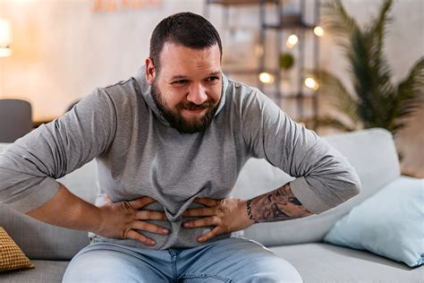 Žmogus su pilvo skausmu - įspėjimas dėl maisto