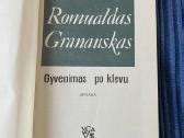 Romualdas Granauskas su knyga rankose