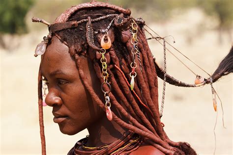 Himba moterys su tradiciniais apdarais ir šukuosenomis