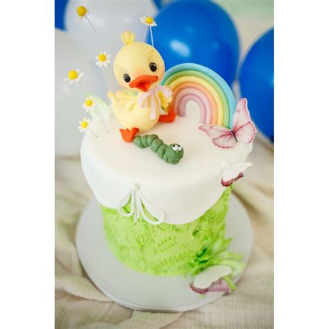 Spalvingas vaikiškas tortas, papuoštas mielais personažais ar figūrėlėmis