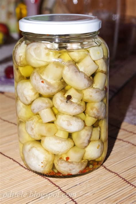 Marinuoti pievagrybiai stiklainiuose su aliejumi žiemai