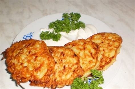Cukinijų kotletai patiekiami su grietine ir krapais
