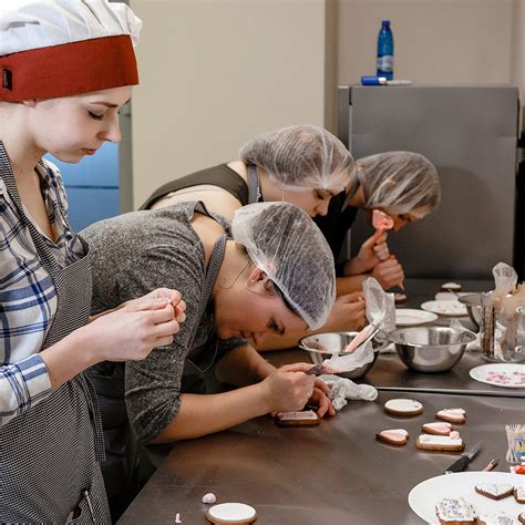 Konditeris dekoruojantis šventinį tortą