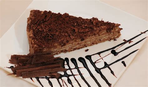 Sluoksniuotas kepenų tortas su šparaginėmis pupelėmis