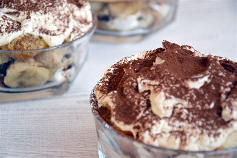 Stiklinės su sluoksniuotu bananų tiramisu