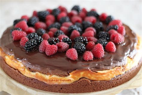 Šokoladinis pyragas su uogomis