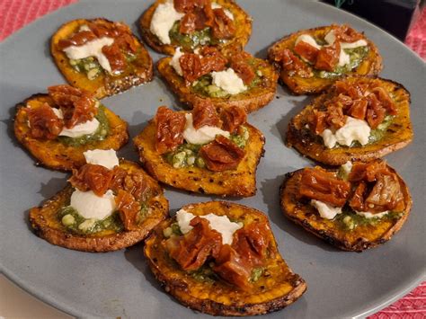 Crostini duona su įvairiais priedais