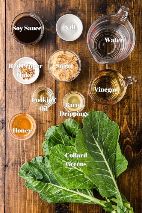 Ingredientai raugintiems kopūstams ant medinio stalo
