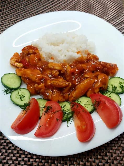 Pateikimas įvairių patiekalų su saldžiarūgščiu padažu