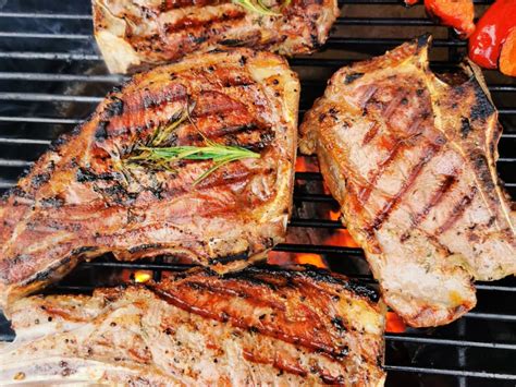 Argentinietiško Asado kepsnio paruošimas ant griliaus