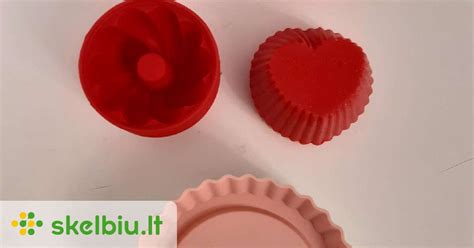 Įvairūs ingredientai ir keksiukų formelės