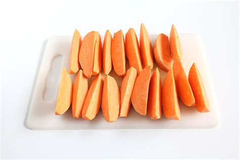 Supjaustyti batatai ir jautienos gabaliukai