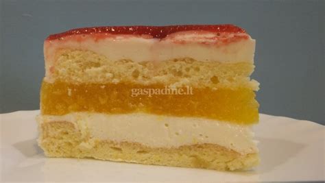 Tortas, papuoštas persikų griežinėliais ir mėlynėmis