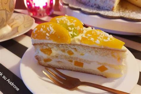 Biskvitinis tortas su jogurto ir persikų sluoksniais, užlietas želė