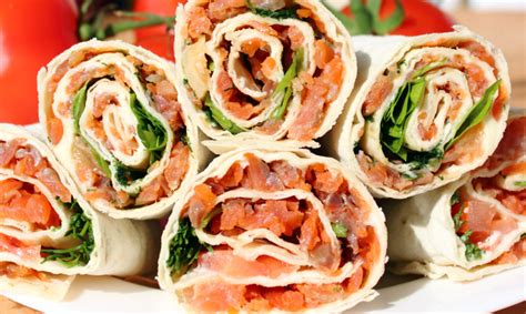 Lavašo suktinukai su lašiša ir daržovėmis