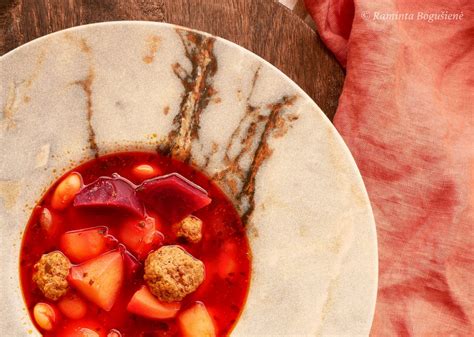 Soti pomidorų sriuba su jautiena ir pupelėmis