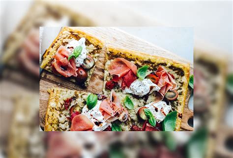 Sluoksniuotos tešlos tarta su kumpiu ir sūriu