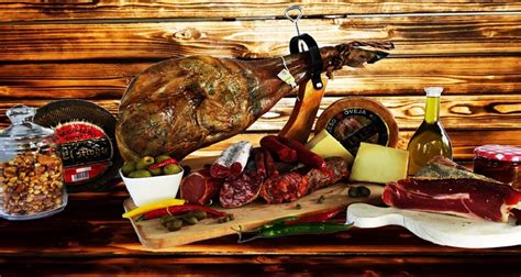 Ispaniški vytinti kumpiai ir dešros