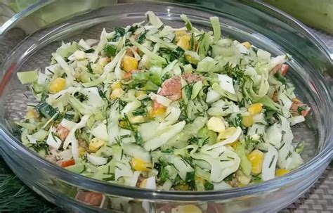 Subalansuotos salotos su įvairiais ingredientais