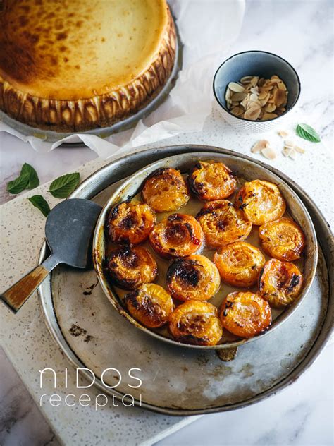 Karamelizuoti abrikosai ant sūrio pyrago