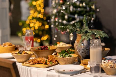 Šventinis stalas su keptu paršeliu