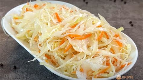 Įvairių marinuotų kopūstų lėkštė