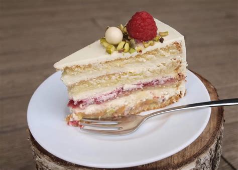 Daugiapakopis tortas su pistacijomis ir avietėmis