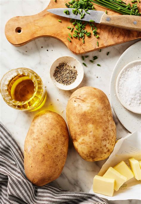 Klasikinio bulvių kepimo rankovėje recepto ingredientai