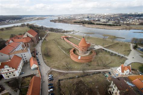 Kauno pilis ir senamiestis iš paukščio skrydžio su parasparniu