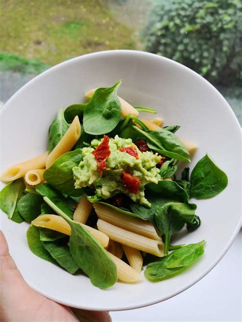 makaronų salotos su lašiša ir avokadu