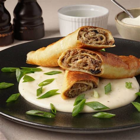 Avienos kepsnys su pievagrybiais ir padažu