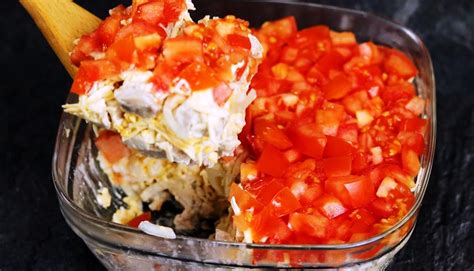 Įvairių salotų ingredientų derinys