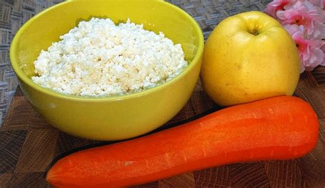 Morkos, varškė ir kiti ingredientai ant stalo