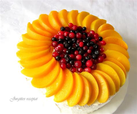 Tortas su konservuotų vaisių ir grietinėlės kremu