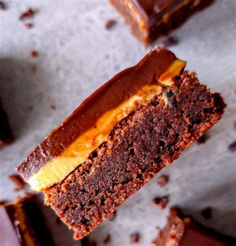 Šokoladinis braunis su riešutų sviesto kremu